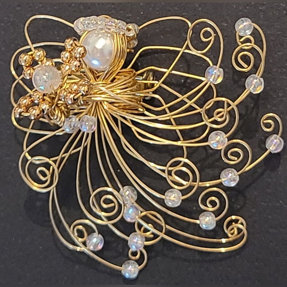 VINTAGE GOLD GLASS SEED BEADS & FAUX PEARL WIRE WORK GUARDIAN ANGEL HALO BROOCH - Picture 6 of 15